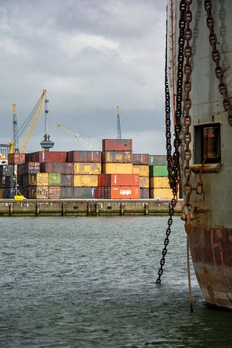 Schepen en containers in de haven van Rotterdam.