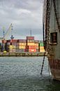 Schepen en containers in de haven van Rotterdam. van scheepskijkerhavenfotografie thumbnail
