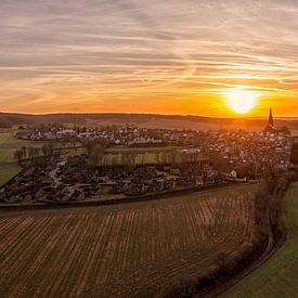 Drone panorama van de zonsondergang bij Vijlen in Zuid-Limburg van John Kreukniet
