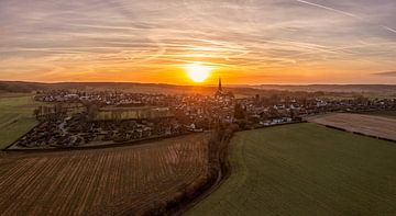 Drone panorama van de zonsondergang bij Vijlen in Zuid-Limburg
