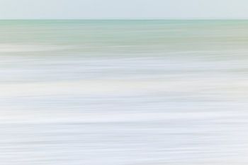 Bis zum Horizont. Sanfte Pastelltöne der Nordseewellen im winterlichen Morgenlicht. Format 2x3