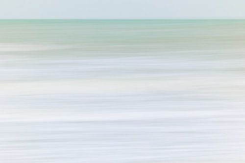 Bis zum Horizont. Sanfte Pastelltöne der Nordseewellen im winterlichen Morgenlicht. Format 2x3