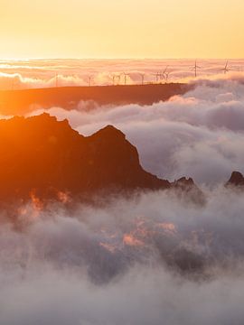 Zonsondergang boven de wolken van Globusgeflüster