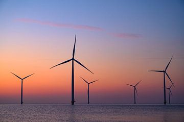 Windturbines in een offshore windpark tijdens zonsondergang van Sjoerd van der Wal