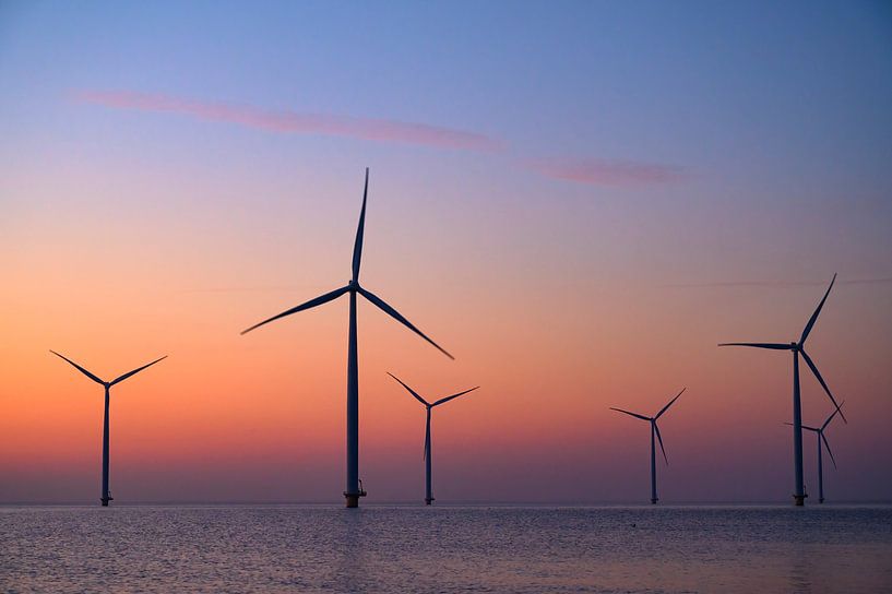 Windturbines in een offshore windpark tijdens zonsondergang van Sjoerd van der Wal Fotografie
