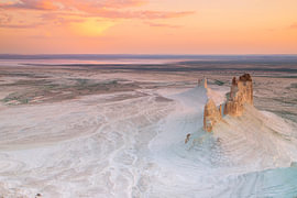 Bozzhyra, Kasachstan – eine außerirdisch anmutende Landschaft auf dem Ustyurt-Plateau