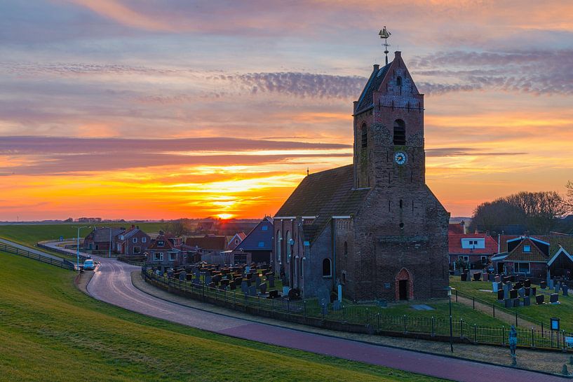 Sonnenaufgang an der Mariakirche in Wierum von Henk Meijer Photography