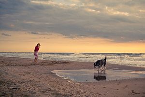Das Mädchen mit dem Hut und dem Hund