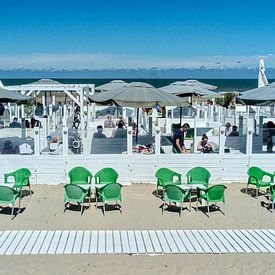 Eine sonnige Strandterrasse in Ostende Belgien von george vogelaar