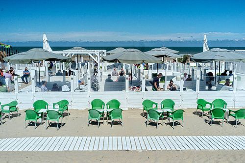 Eine sonnige Strandterrasse in Ostende Belgien