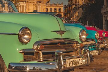 A lineup of colourful Cuban cars von Andreas Jansen