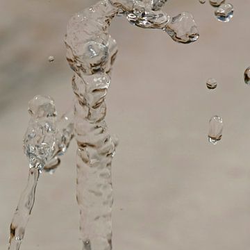 Wassertropfen vom Brunnen