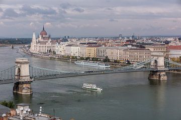 Kettingbrug in boedapest met parlement en boot van Eric van Nieuwland