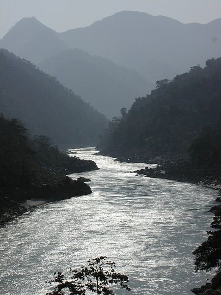 De rivier de Ganges in India bij zonsopgang van Eye on You