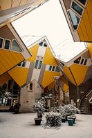 Des maisons en cube dans la neige