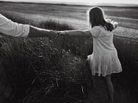 Nimm meine Hand | Liebespaar am Strand | Schwarz-Weiß-Fotografie | Kunstdrucke