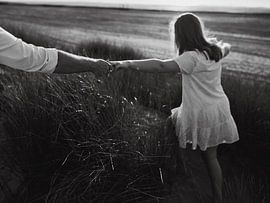 Nimm meine Hand | Liebespaar am Strand | Schwarz-Weiß-Fotografie | Kunstdrucke von Linn Fotografie
