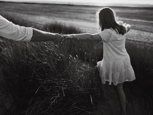 Pak mijn hand | Liefdeskoppel op het strand | Zwart-wit fotografie | Kunstafdrukken