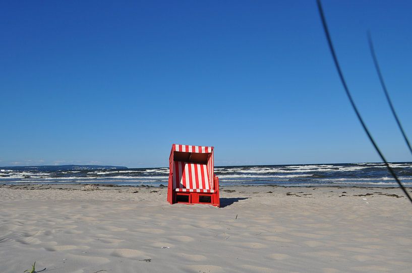 rot-weiß gestreifter Strandkorb in Prora von GH Foto & Artdesign