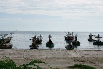 Vissers boten in Thailand van Bart Cornelis de Groot