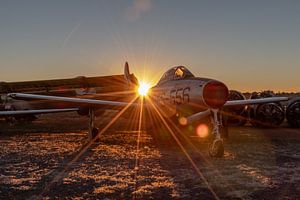 Republic F-84 Thunderjet der US Air Force, Registrierung 45-59556, fotografiert bei Sonnenuntergang.