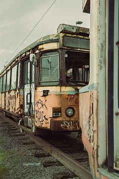 Vergessene Verbindung: Verlassene Straßenbahnen an Eisenbahnschienen verbunden von Melvin Meijer
