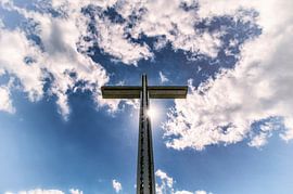 Croix monumentale dans la baie de Gdansk - statue de la croix de Gdansk au port. sur Jakob Baranowski - Photography - Video - Photoshop