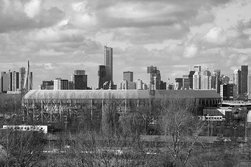 Het schitterende Feijenoord Stadion De Kuip met de skyline van Rotterdam
