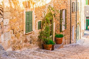 Idyllischer Blick auf eine Straße in dem alten Dorf Deia auf Mallorca, Spanien Balearen
