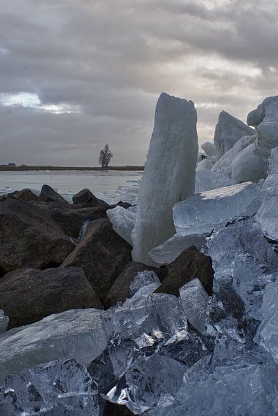 De hurkende man met koude voeten. van foto-fantasie foto-fantasie