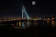 Erasmusbrug in de Nacht met de Volle maan Erboven. van Brian Morgan thumbnail