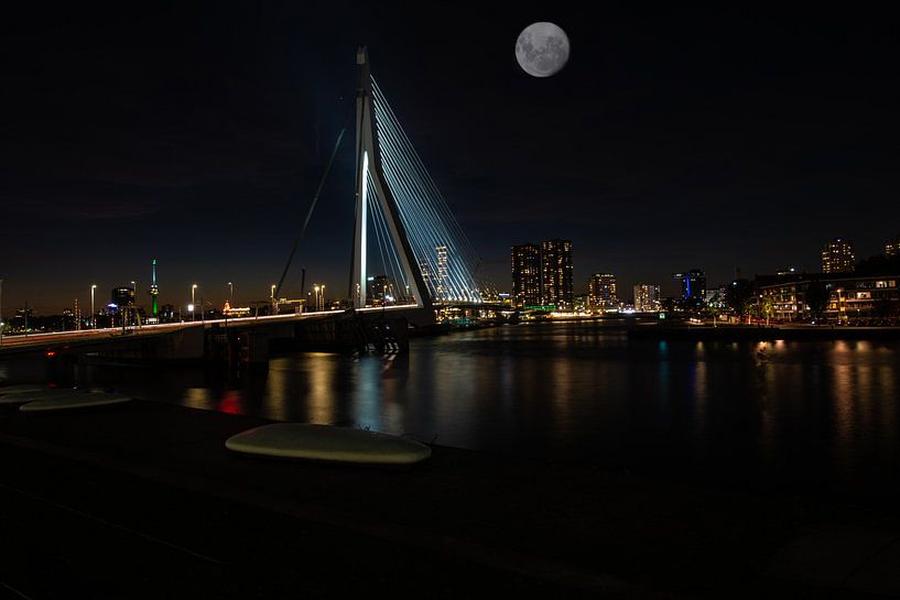 Erasmusbrug in de Nacht met de Volle maan Erboven. van Brian Morgan