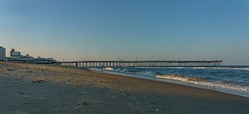 Het strand, de oceaan en pier bij Virginia Beach. van Jaap van den Berg