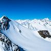 Verschneite Tiroler Alpen in Österreich an einem schönen Wintertag von Sjoerd van der Wal