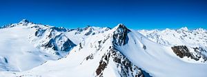 Verschneite Tiroler Alpen in Österreich an einem schönen Wintertag