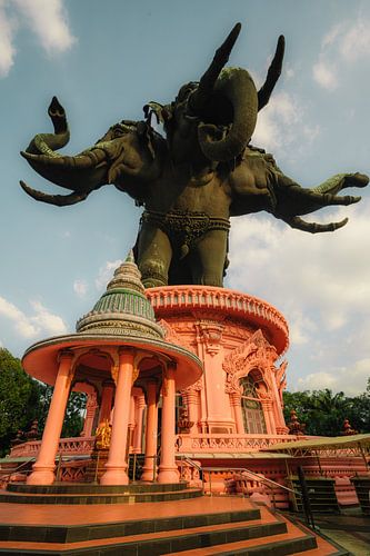 Mythologie in goud: dramatisch olifantensculptuur, Erawan Bangkok