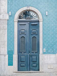 Die blaue Tür Nr. 9, Alfama, Lissabon, Portugal - Straßen- und Reisefotografie