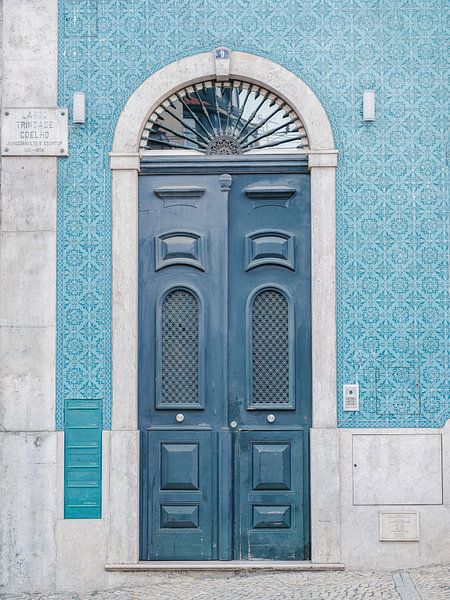 La porte bleue n°9, Alfama, Lisbonne, Portugal - photographie de rue et de voyage par Christa Stroo photography