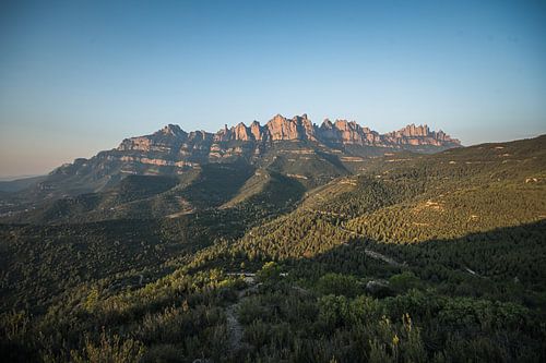 Montserrat baignée de lumière en Espagne