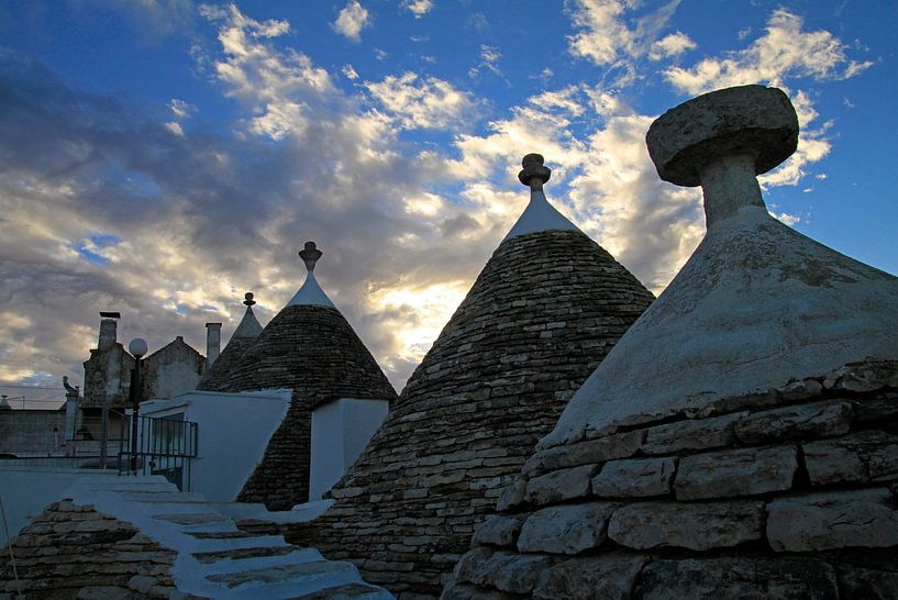 Dächer von Trulli in Alberobello vor dem Abendhimmel von Lensw0rld