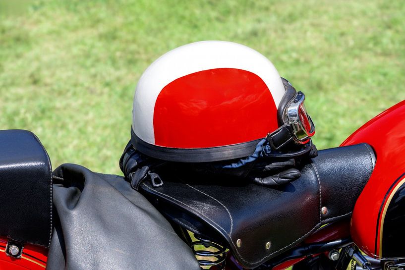 Retro Motorradhelb auf einem Old Timer Motorrad von ManfredFotos