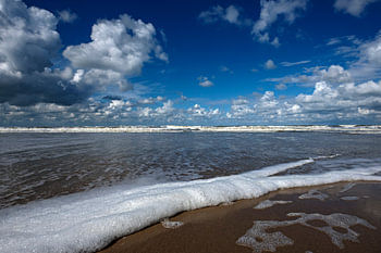 Strand bei Scheveningen mit blauem Himmel