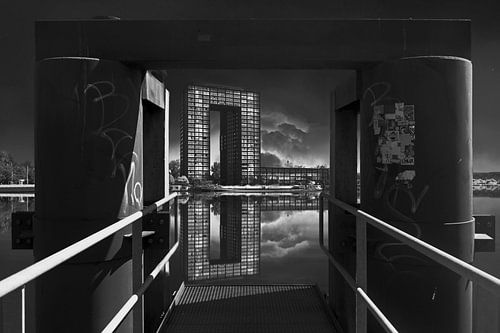 Zwart-Wit Foto van de Tasmantoren in Groningen – Mysterie en Dramatiek