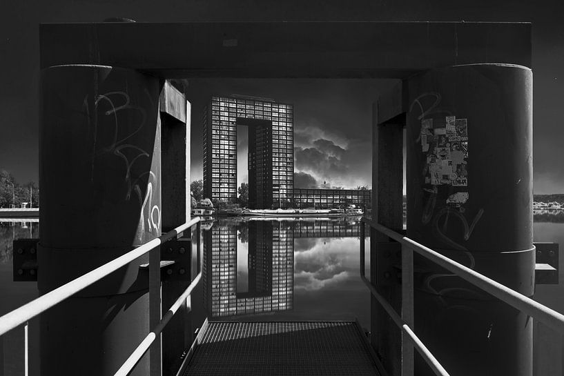 Photo en noir et blanc de la Tour de Tasmanie à Groningue - Mystère et drame par Elianne van Turennout