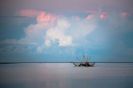 Coupeur de crevettes sur la mer des Wadden avec un ciel nuageux