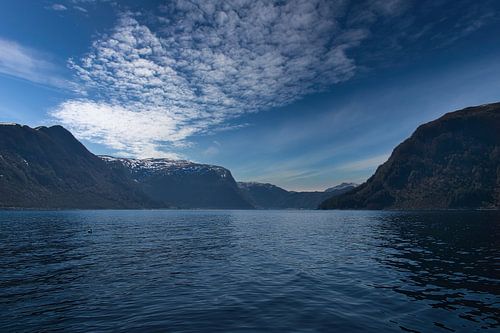 Westkaap in Noorwegen. Fjord en zee met wolken en bergen aan de kust