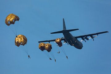 Parachutesprongen uit C-130 Hercules boven Ginkelse Heide van Arjan Vrieze
