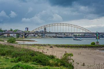 Bewolkte dag Nijmegen van Jos van de Pas