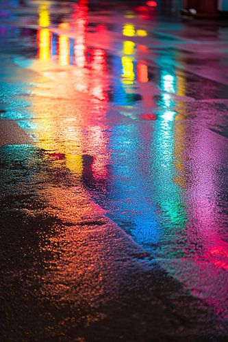 Kleurrijke reflecties op straat