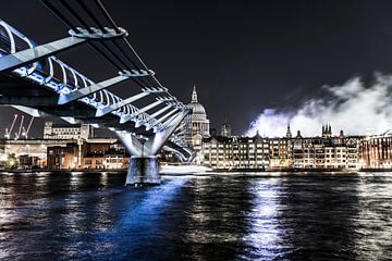 Wackelige Brücke in London von Gerry van Roosmalen